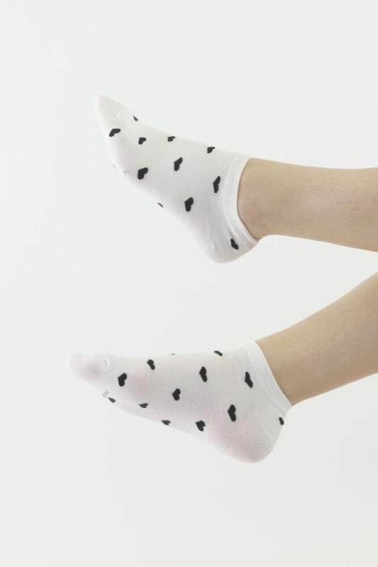 Dámské kotníkové ponožky CSD240-036 černé s bílými srdíčky - Moraj - ponožky