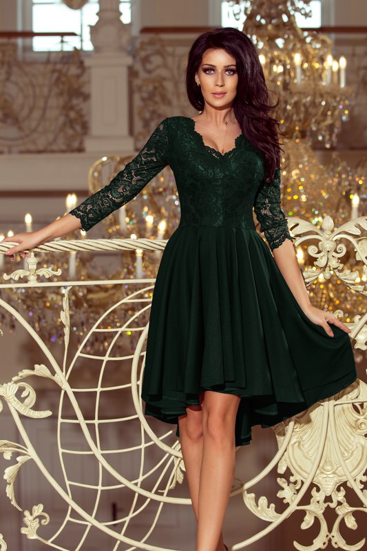 Tmavě zelené dámské šaty s delším zadním dílem a krajkovým výstřihem model 6839184 - šaty