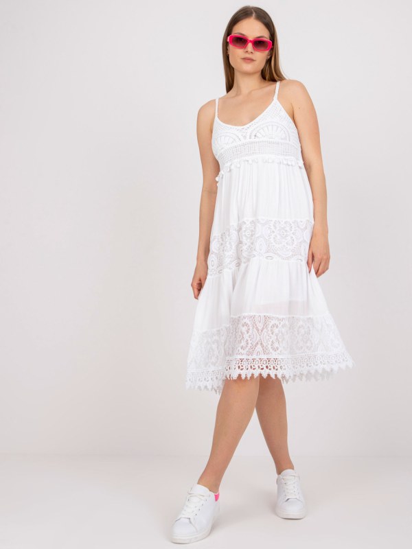 Ležérní bílé šaty na ramínka OCH BELLA - Dámské oblečení šaty