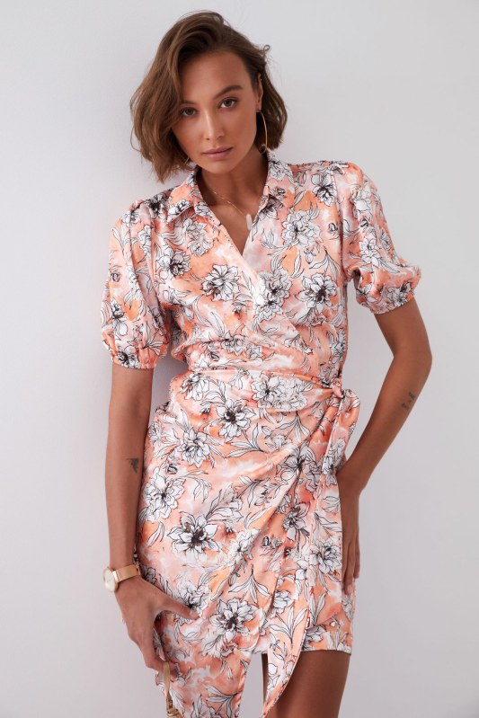 Obálkové šaty s květinovým potiskem s límečkem ve světle oranžové barvě - Dámské oblečení šaty