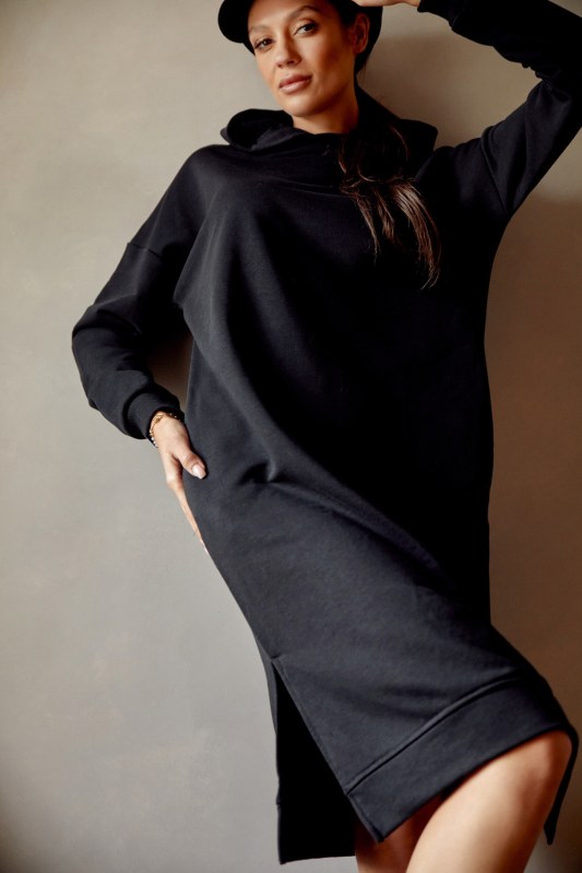 Sportovní midi šaty s kapucí v černé barvě - Dámské oblečení šaty