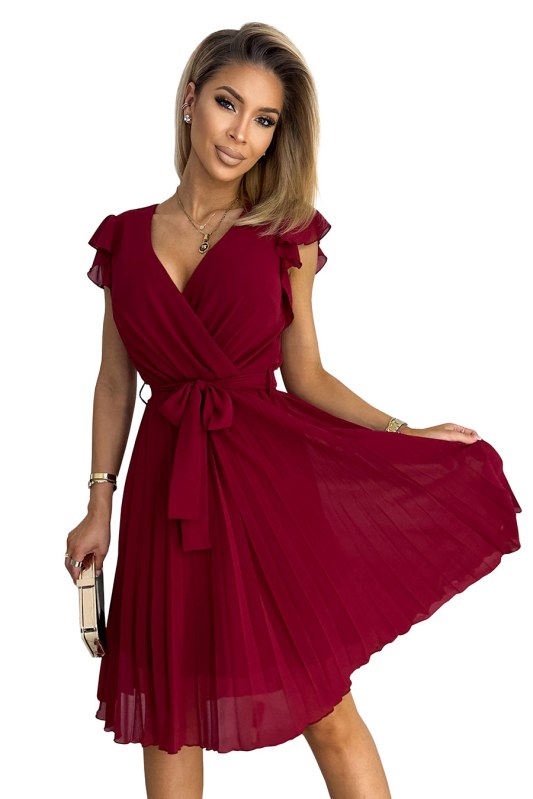 Plisované šaty s výstřihem a volány Numoco POLINA - vínové - Dámské oblečení šaty
