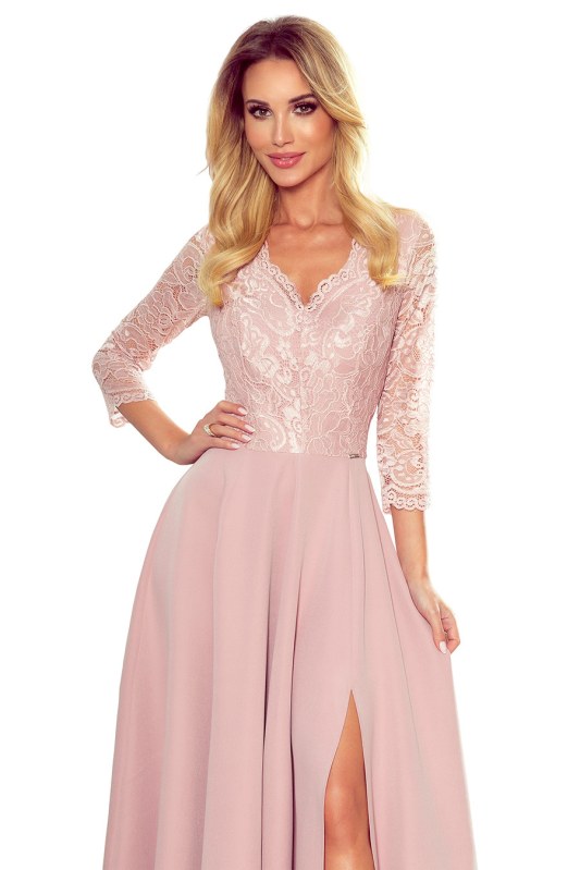 Elegantní dlouhé šaty s krajkovým výstřihem Numoco AMBER - pudrově růžové - Dámské oblečení šaty