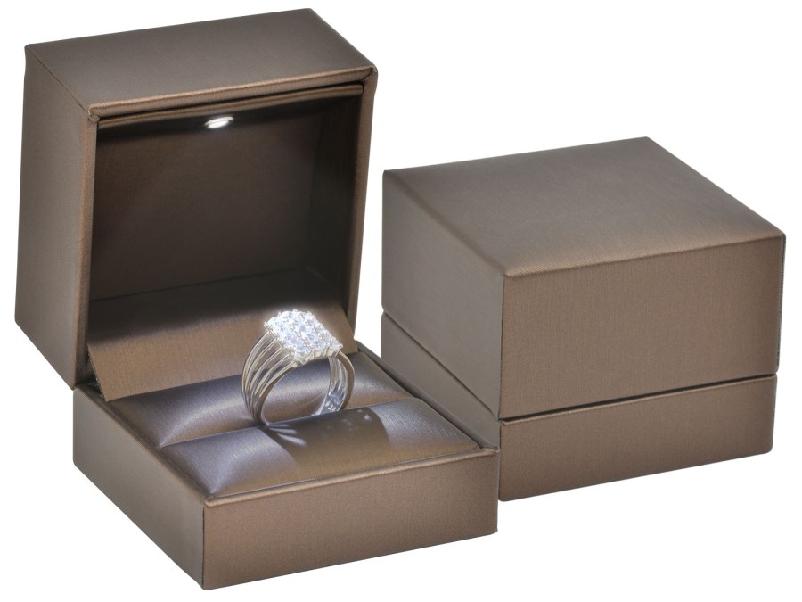 JK Box Luxusní LED osvětlená koženková krabička na prsten ZK-2/L/A21 - Prsteny Zásnubní prsteny