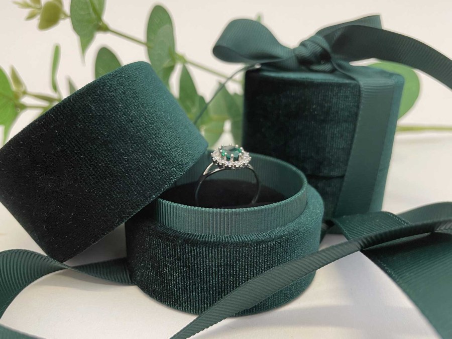 JK Box Smaragdová dárková krabička na prsten se stužkou LTR-3/P/A19 - Dárkové krabičky na šperky Krabičky na šperky Krabičky na šperky - malé