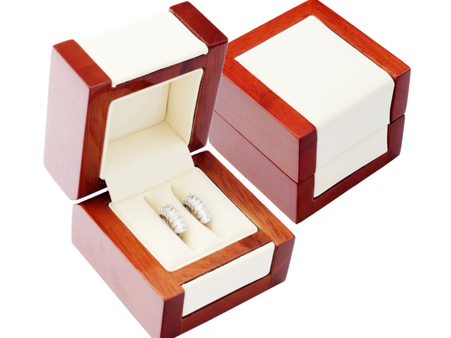 JK Box Světlá dřevěná krabička na prsteny nebo náušnice DN-2/NA/A20 - Dárkové krabičky na šperky Krabičky na snubní prsteny