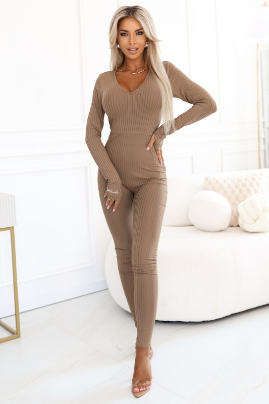 619-1 Pohodlný a&nbsp;elegantní žebrovaný dámský overal s&nbsp;výstřihem - moka pěna - Dámské oblečení Ženy overaly a&nbsp;body
