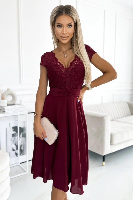 381-5 LINDA - šifonové šaty s&nbsp;krajkovým výstřihem - Bordeaux - Dámské oblečení Ženy šaty