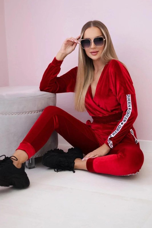 Velurová souprava s nápisem Queen red