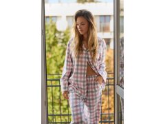 Stella si rozepnula pyžamo. 1