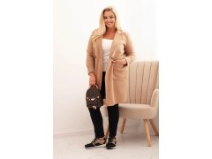 Dámský elegantní kabát Plus Size s&nbsp;límcem a&nbsp;velkými kapsami camelový 1