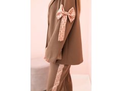 Dámská souprava s&nbsp;viskózou – sako s&nbsp;klopami a&nbsp;kalhoty s&nbsp;lampasem camelový 3