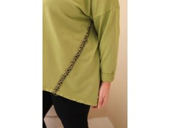 Dámská blůza Plus Size bavlněná s ohrnutým rukávem a lampasem v leopardím vzoru olivová 3