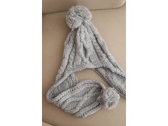 Dámská zimní čepice z vlny s bambulemi a prodlouženými stranami K448 šedá 2