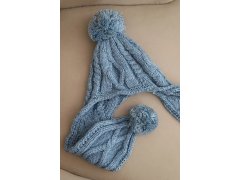 Dámská zimní čepice vlněná s bambulkami a prodlouženými boky K448 tyrkysová 2