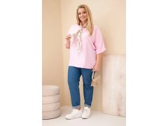 Dámská viskózová halenka Plus Size s&nbsp;krátkým rukávem a&nbsp;ozdobným šátkem bonbónově růžová 1
