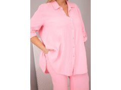 Dámská mušelínová souprava Plus size s&nbsp;košilí zapínanou na knoflíky a&nbsp;s&nbsp;kalhotami se širokou nohavicí bonbónová růžová 3