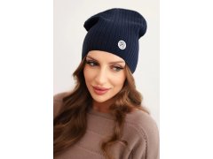 Dámská čepice s proužky a ozdobným knoflíkem s přídavkem viskózy a modalu modrá
