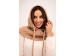 Dámská čepice s&nbsp;kapucí, zavazováním a&nbsp;copánkovým vzorem camelová