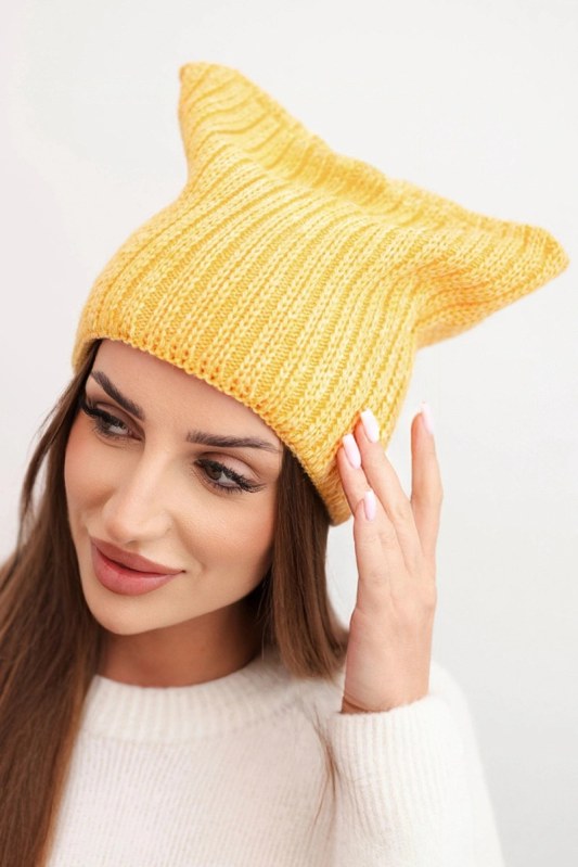Dámská zimní čepice z vlny s kočičím střihem z žebrované pleteniny K419 žlutá