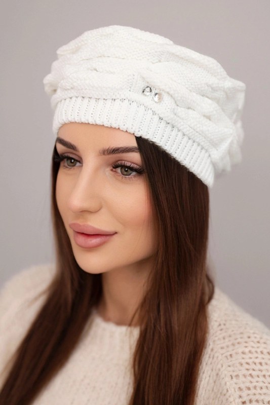 Dámská zimní čepice s ozdobným pletením a krystaly K398 bílá