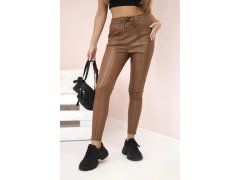 Dámské kalhoty z&nbsp;eko kůže s&nbsp;vázáním a&nbsp;rozparkem na nohavici hnědé