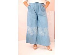 Dámské kalhoty Plus Size se širokými nohavicemi a&nbsp;etnickou výšivkou světle džínové
