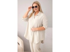 Dámský mušelínový komplet Plus Size s&nbsp;košilí zapínanou na knoflíky a&nbsp;s&nbsp;kalhotami s&nbsp;širokou nohavicí béžový