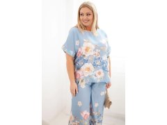 Dámský komplet Plus Size s&nbsp;halenkou a&nbsp;kalhotami s&nbsp;květinovým vzorem a&nbsp;širokými nohavicemi modrý