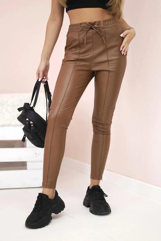 Dámské kalhoty z&nbsp;eko kůže s&nbsp;vázáním a&nbsp;rozparkem na nohavici hnědé - Dámské oblečení kalhoty