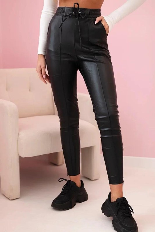 Dámské kalhoty z&nbsp;eko kůže s&nbsp;vázáním a&nbsp;rozparkem na nohavici černé - Dámské oblečení kalhoty