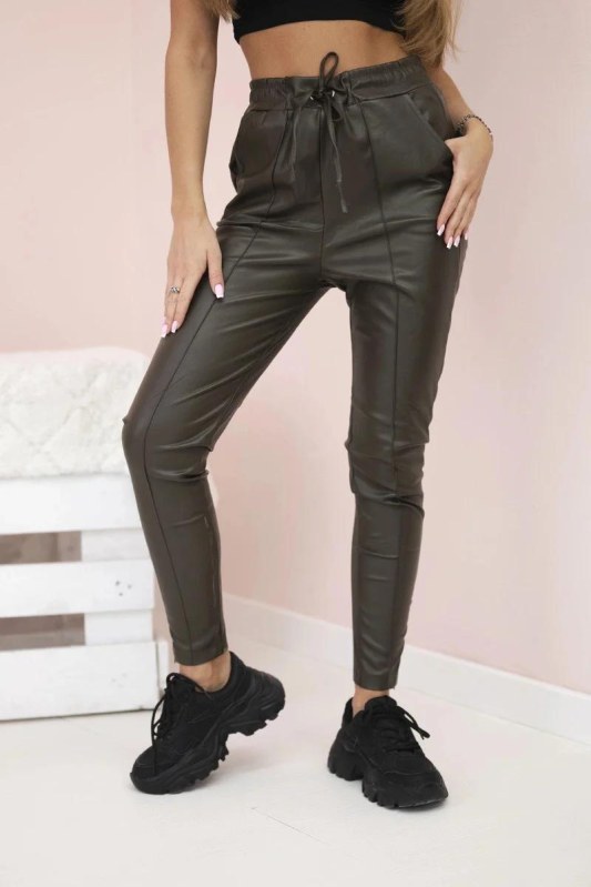 Dámské kalhoty z&nbsp;eko kůže s&nbsp;vázáním a&nbsp;rozparkem na nohavici khaki - Dámské oblečení kalhoty