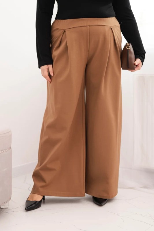 Dámské kalhoty Plus Size s&nbsp;širokými nohavicemi a&nbsp;plisováním camelové - Dámské oblečení kalhoty