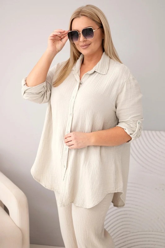 Dámský mušelínový komplet Plus Size s&nbsp;košilí zapínanou na knoflíky a&nbsp;s&nbsp;kalhotami s&nbsp;širokou nohavicí béžový - Dámské oblečení kalhoty