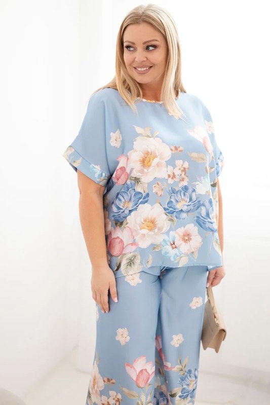 Dámský komplet Plus Size s halenkou a kalhotami s květinovým vzorem a širokými nohavicemi modrý