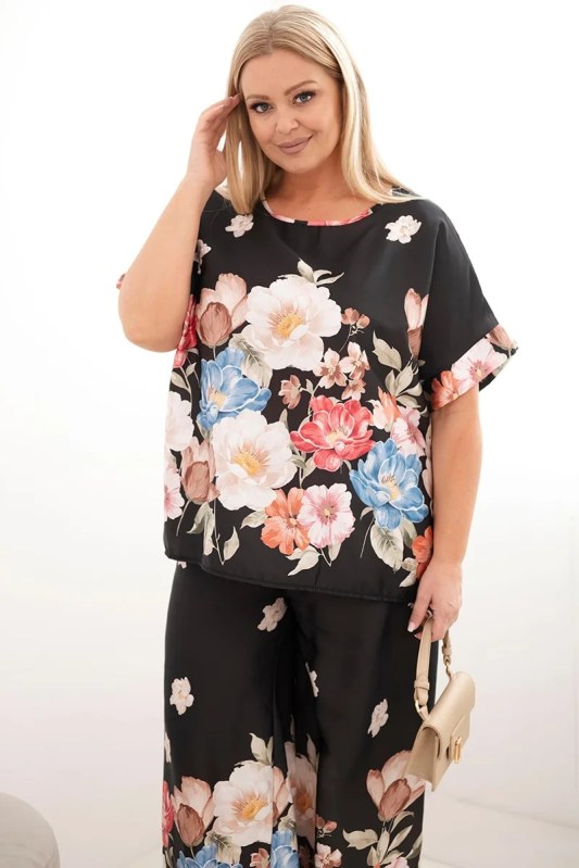 Dámský komplet Plus Size s&nbsp;halenkou a&nbsp;kalhotami s&nbsp;květinovým vzorem a&nbsp;širokými nohavicemi černý - Dámské oblečení kalhoty