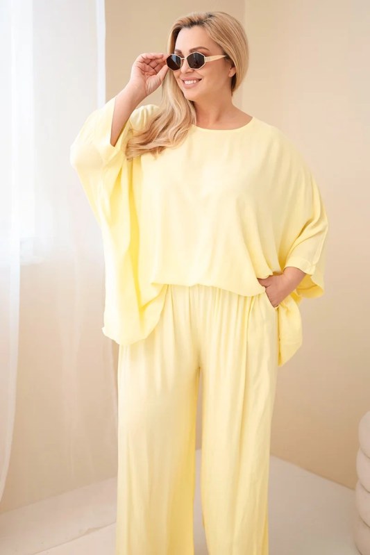Dámský komplet Plus Size z viskózy se širokými kalhotami a halenkou žlutý