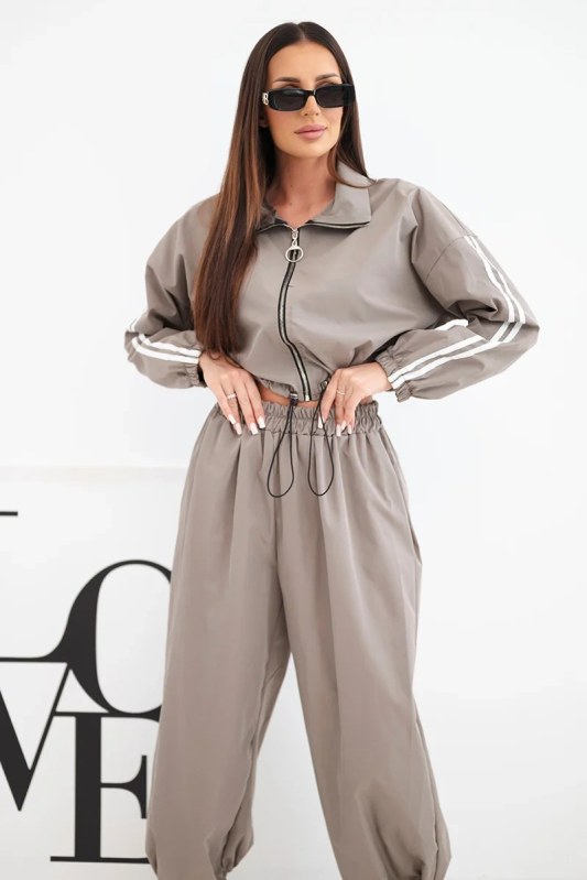Dámská bavlněná souprava s&nbsp;oversized kalhotami a&nbsp;kontrastními lampasy fango zelená - Dámské oblečení kalhoty