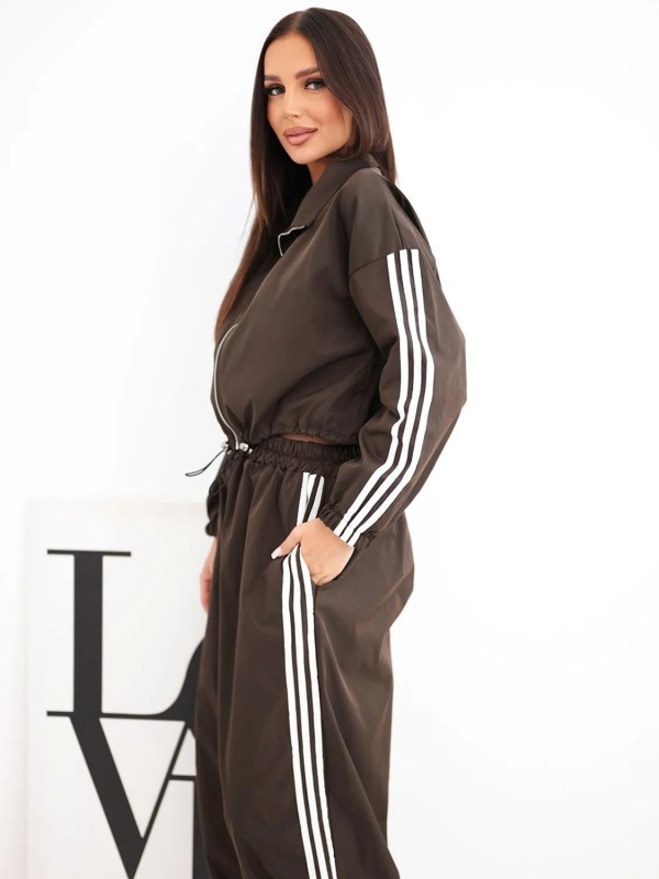 Dámský bavlněný komplet s&nbsp;oversized kalhotami a&nbsp;kontrastními lampasy hnědý - Dámské oblečení kalhoty