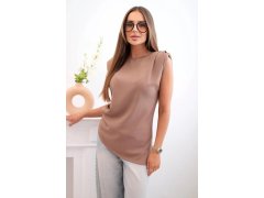 Elegantní dámská halenka s&nbsp;volánky a&nbsp;asymetrickým střihem velbloud