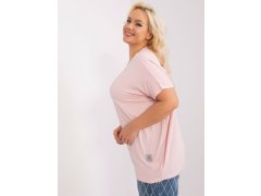 Světle růžová jednobarevná halenka plus size s nášivkou