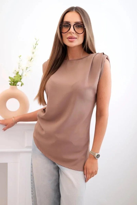 Elegantní dámská halenka s&nbsp;volánky a&nbsp;asymetrickým střihem velbloud - Dámské oblečení košile a&nbsp;halenky