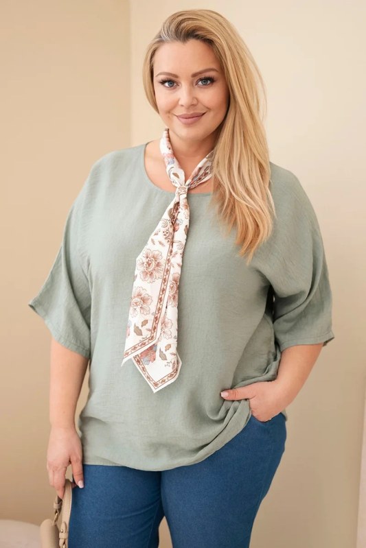 Dámská viskózová halenka Plus Size s krátkým rukávem a ozdobným šátkem khaki