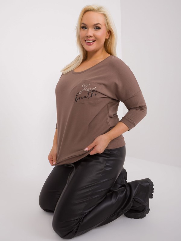 Hnědá ležérní halenka plus size s nápisem - Dámské oblečení košile a halenky