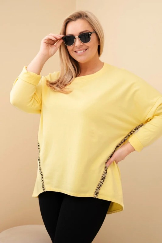 Dámská blůza Plus Size bavlněná s ohrnovacími rukávy a lampasem v leopardím vzoru žlutý