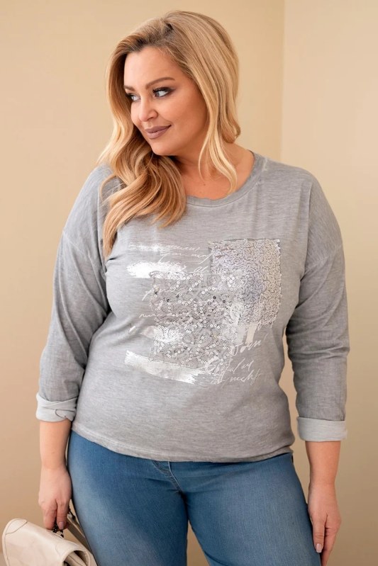 Dámská blůza Plus Size s potiskem a delším zadním dílem šedá