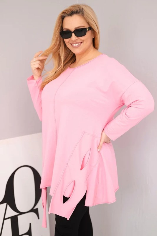Dámská bavlněná blůza Plus Size s asymetrickým spodním lemem a výřezy světle růžová
