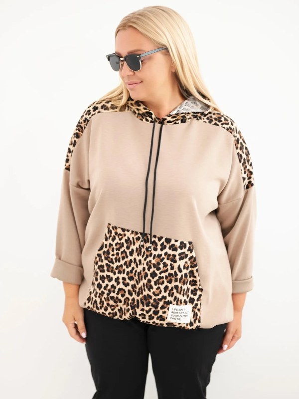 Dámská mikina Plus Size z viskózy s kapucí a leopardími vsadkami camelová