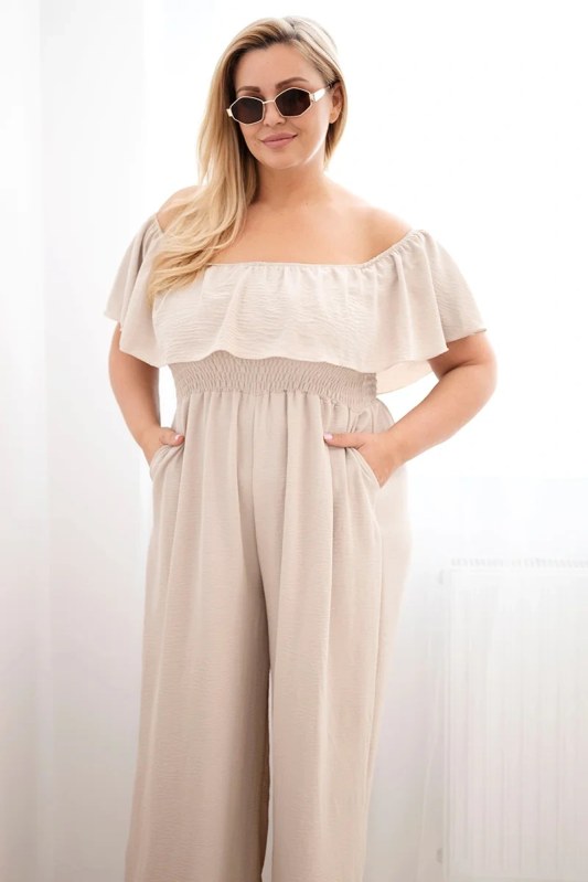 Dámský overal Plus Size s volánem a krátkým rukávem béžový