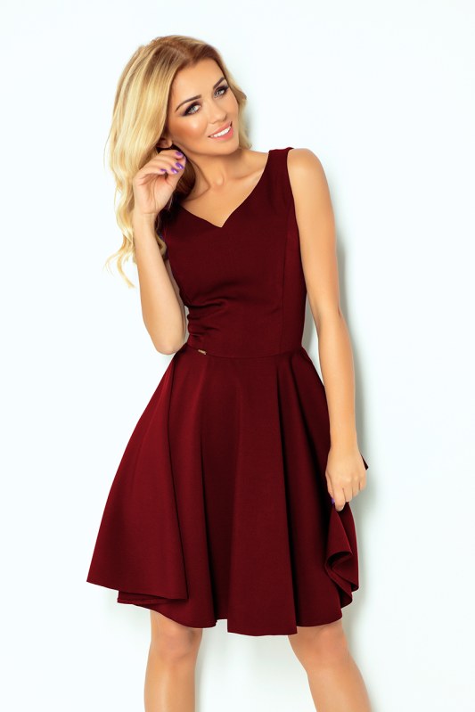 Rozšířené dámské šaty v bordó barvě s výstřihem ve tvaru srdce model 6703274 - Dámské oblečení šaty